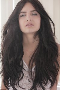 Черноволосая секс бомба позирует