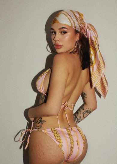 Большая жопа Инстасамки после увеличения в купальнике фото 1