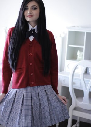 Непослушный подросток в школьной форме Зои Куш обнажает свои крошечные сиськи 26628852