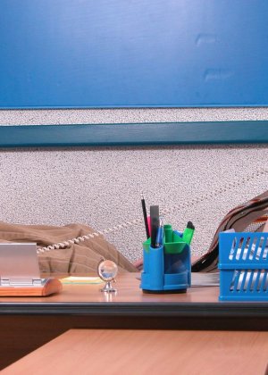 Блондинка учитель раздевается на столе Фото #1