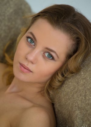 18-летняя красавица Агнес проявляет большую осторожность, выставляя напоказ задорные сиськи в обнаженном виде 29635294