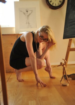 Непослушная блондинка-учительница раздевается Фото 2