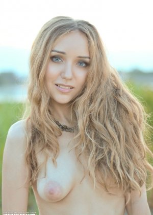 Подросток блондинка голая на улице Фото #18