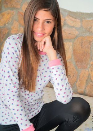 Милашка трахает пальцами бритую киску Фото #1