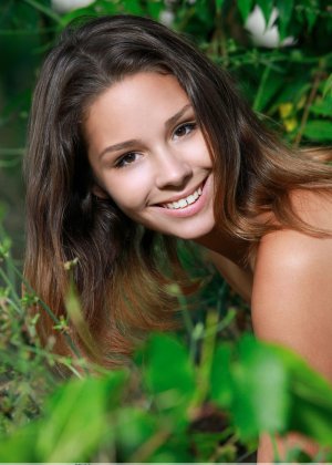 Симпатичная молоденькая Арина Ф демонстрирует свою лысую пизду после того, как раздевается перед зеленью