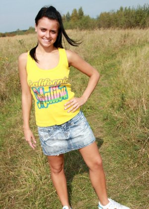 Мастурбация на свежем воздухе Фото #1