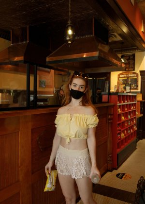 Рыжая милашка старательно демонстрирующая свою аппетитную грудь Фото 8