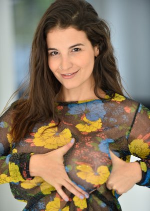 Брюнетка по соседству типа обнажает свои большие сиськи перед мастурбацией 40830998