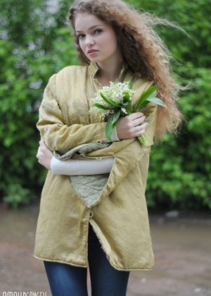 Милая подросток красоты позирует Фото #19