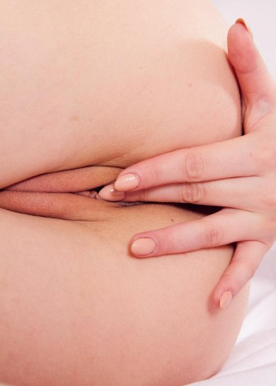 Смазливая крошка проводит пальцами по своей мокрой киске Фото 9