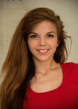 Симпатичная любительница Брук Линн дебютирует обнаженной моделью на лестнице