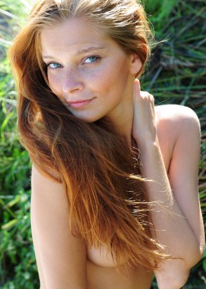 Рыжая красавица позирует на улице Фото #14