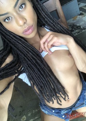 Чернокожая Кира Нуар дразнит своей маленькой жопой Фото #14