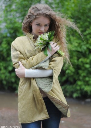 Милая подросток красоты позирует Фото #20