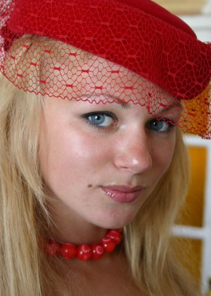 Грудастая блондинка показывает Фото #7