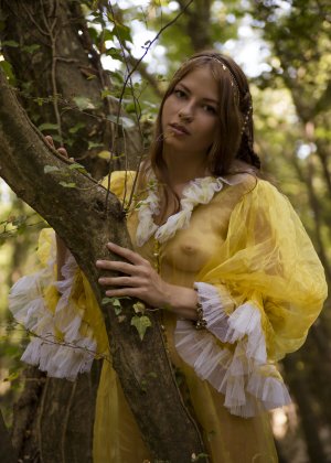 Очаровательная брюнетка артистично демонстрирует свое безупречное телосложение Фото 1