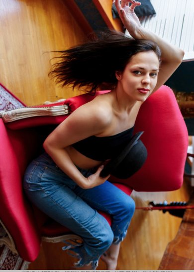 Милая и причудливая брюнетка оголила писю картинка 3