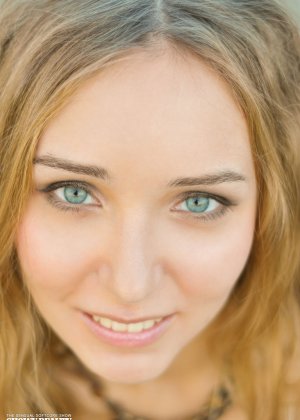 Подросток блондинка голая на улице Фото #17