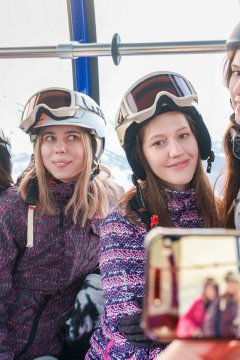 Марго фон Тиз и Элис Флор в фильме "Клуб влюбленных" устроили снегопад! 3 Фото #1