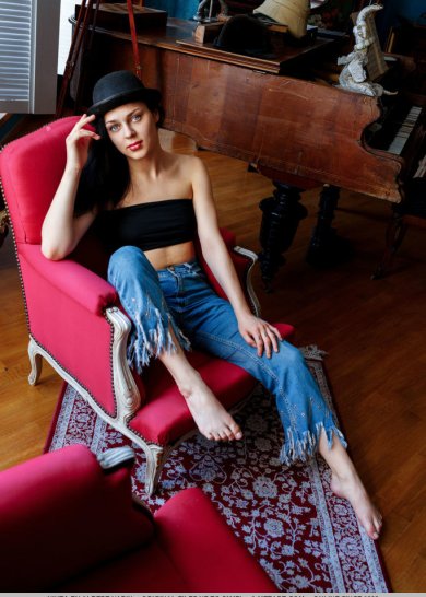 Милая и причудливая брюнетка оголила писю картинка 1