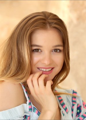 Очаровательная тинка с сосущей киской обнажает свою тугую попку Фото #1