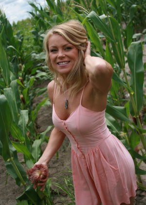 Сексуальная женщина встречает Мэддена, прикрывающего ее обнаженное тело на кукурузном поле