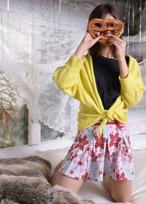 Распутная подросток позирует Фото #1