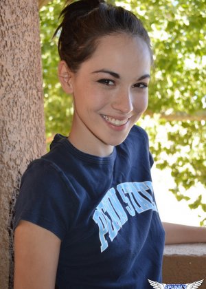 Подросток-новичок сверкает своими маленькими сиськами и тугой попкой на балконе кондоминиума