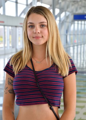 Молодая и грудастая блондинка Габби залезает в бассейн после того, как раздевается догола