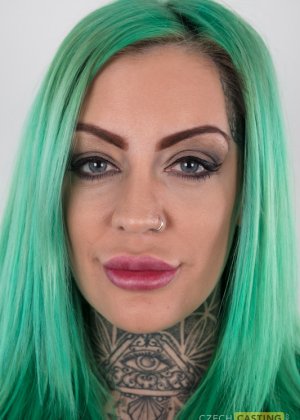 Татуированная девушка с зелеными волосами Фото #1