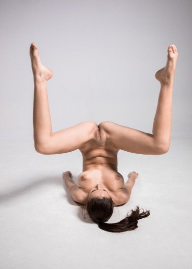 Милая и очаровательная телка ошеломляет бритой киской Фото 19