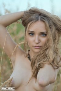 Подросток блондинка голая на улице