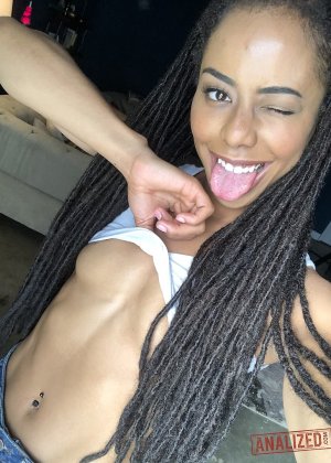 Чернокожая Кира Нуар дразнит своей маленькой жопой Фото #11