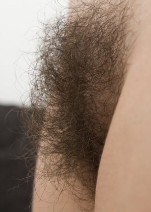 Молодой новичок с черными волосами улыбается, обнажая свой волосатый куст