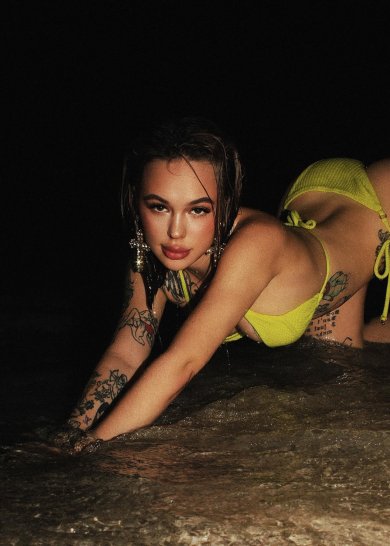 Большая жопа Инстасамки после увеличения в купальнике фото 2