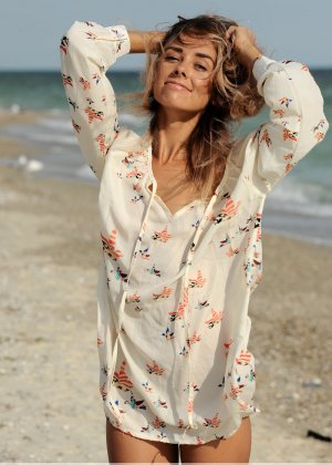 Худенькая девочка-подросток Дара М носит только улыбку, резвясь на песчаном пляже