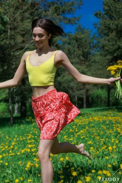 Ева в женском туалете расположилась в саду Фото #2