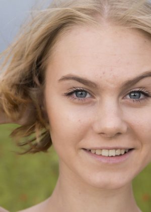 Бледные маленькие сиськи блондинка позирует Фото #20